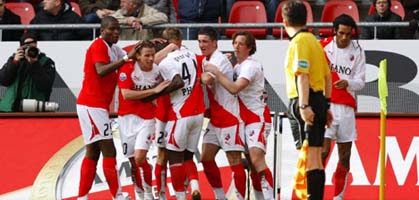 Игроки Утрехта празднуют очередной гол