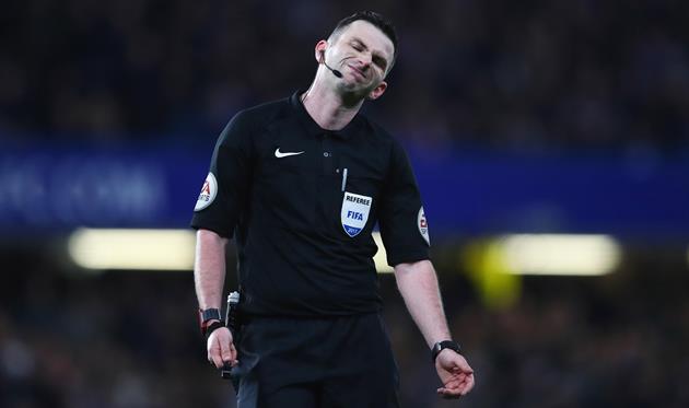 Главный арбитр матча Челси - МЮ Майкл Оливер, getty images