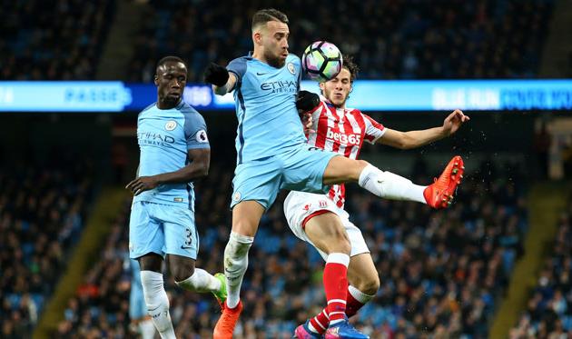 Николас Отаменди в борьбе с Рамаданом Собхи, - Getty Images