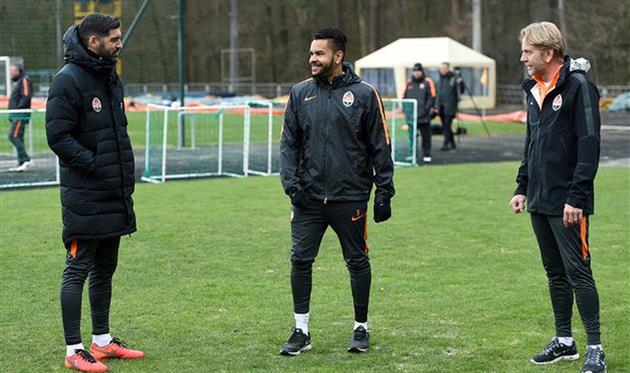 Дентиньо (в центре), фк шахтер