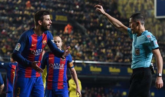 Жерар Пике дискутирует с рефери, - Getty Images