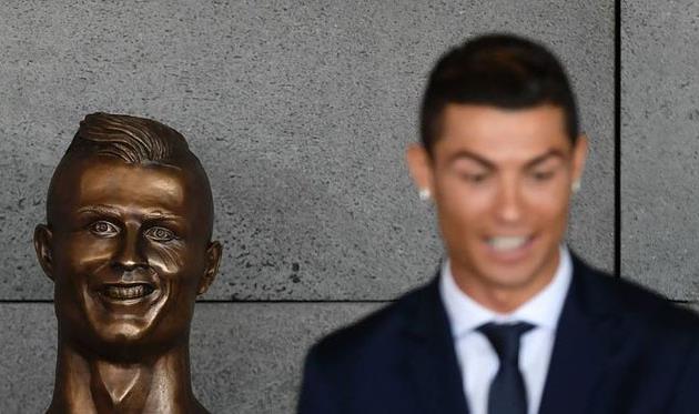 Криштиану Роналду и его бюст, - Getty Images