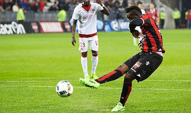 Марио Балотелли исполняет пенальти, - Getty Images