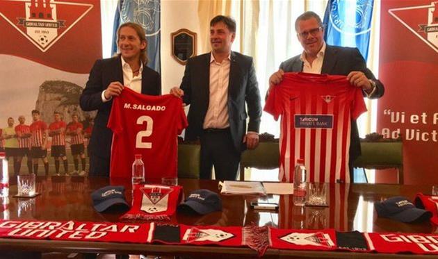 Мичел Сальгадо (слева), Gibraltar United