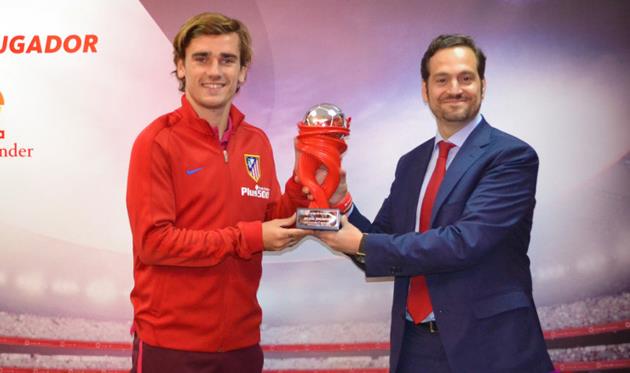 Антуан Гризманн (слева) с наградой, laliga.es