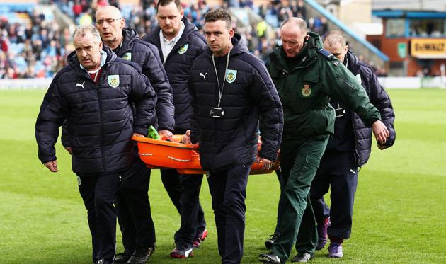 Харри Уинкс покидает поле в матче с Бернли, - Getty Images