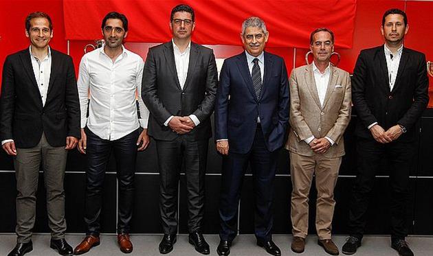 Руй Витория (третий слева), твиттер бенфики