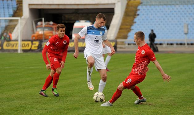 Максим Каленчук (в центре), фото фк сталь