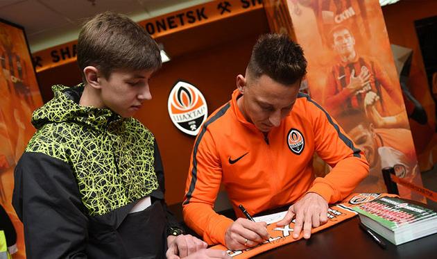 Василий Кобин с болельщиком, - ФК Шахтер