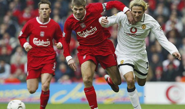 Диего Форлан в борьбе против Стивена Джеррарда, - Getty Images