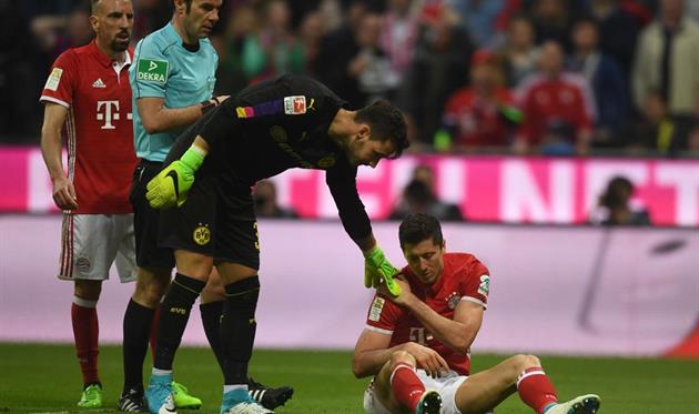 Левандовски получил травму в матче с Боруссией, Getty Images