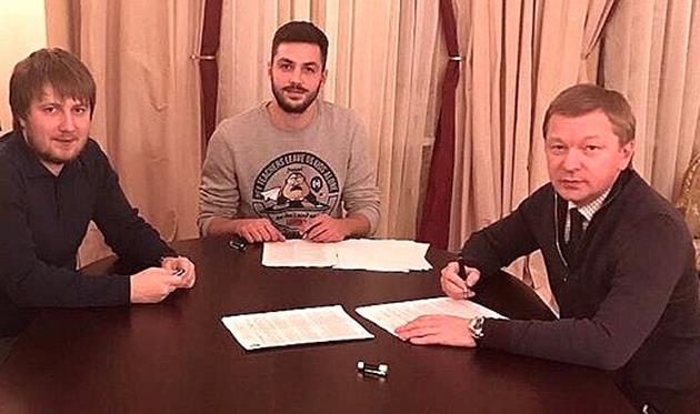 Хочолава подписал контракт с Шахтером, фото со страницы Вадима Шаблия в facebook