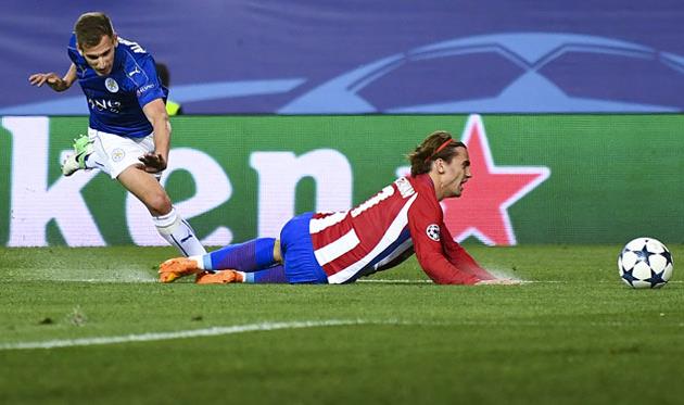 Марк Олбрайтон сбивает Антуана Гризманна, - Getty Images