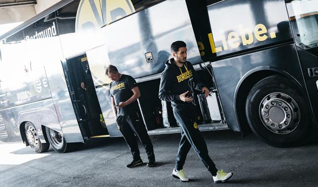 Нури Шахин возле клубного автобуса, - Getty Images