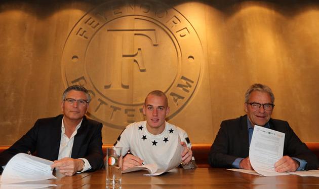 Рик Карсдорп (в центре), фото фк фейеноорд