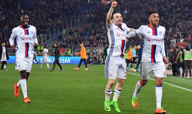 Матье Вальбуэна с героем матча Корентеном Толиссо, - EPA