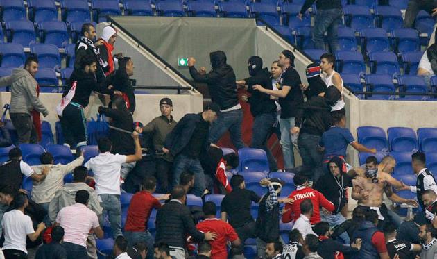 Массовые беспорядки на трибунах Парк-Олимпик-льонне, - Reuters