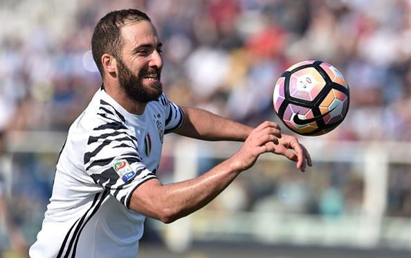 Игуаин оформил дубль в матче с Пескарой, Getty Images