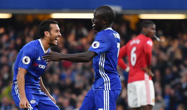 Н'Голо Канте (справа) празднует один из своих голов в ворота Манчестер Юнайтед, Getty Images