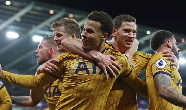 Деле Алли в окружении партнеров по команде, - Getty Images