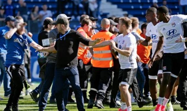 Лион вновь пострадал из-за действий фанатов, ФК Лион