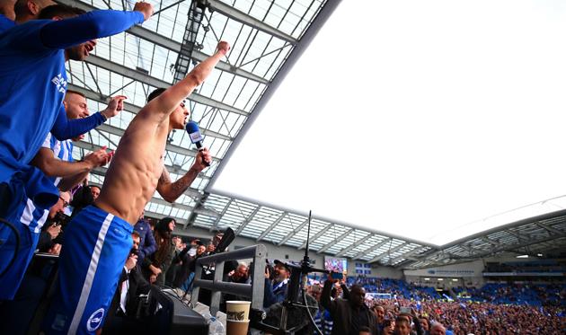 Игроки и фанаты Брайтона отмечают выход в Премьер-лигу, Getty Images