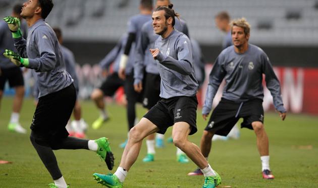 Гарет Бэйл в окружении партнеров по команде, Getty Images