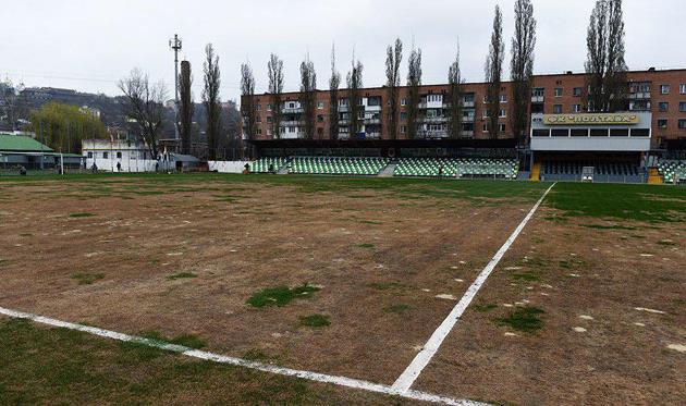 Скандальный газон домашнего стадиона Полтавы, ФК Шахтер