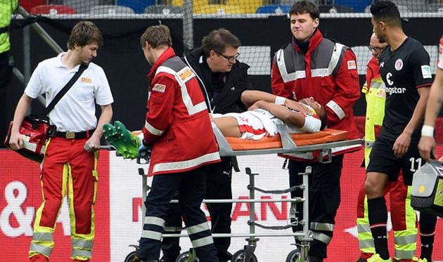 Кевин Акпогума покидает поле на каталке, Getty Images