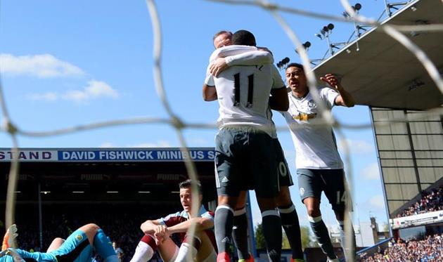 Руни и Лингард поздравляют Мартиаля с голом, Getty Images