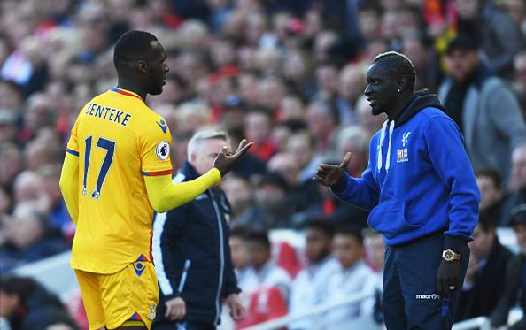 Бентеке и Сако празднуют победу над соперником, Getty Images