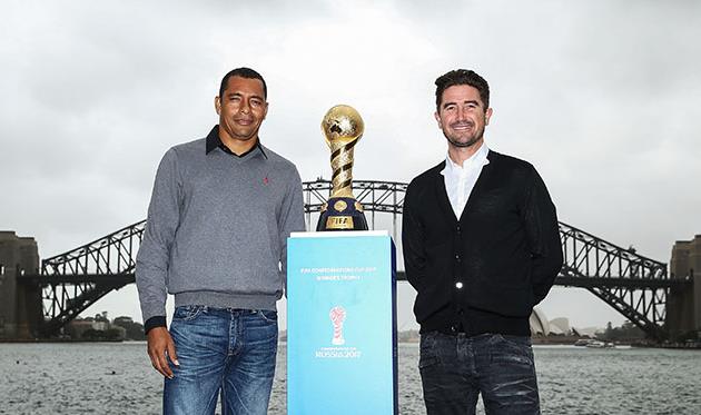 Жилберто Силва и Харри Кьюэлл с Кубком конфедераций, getty images