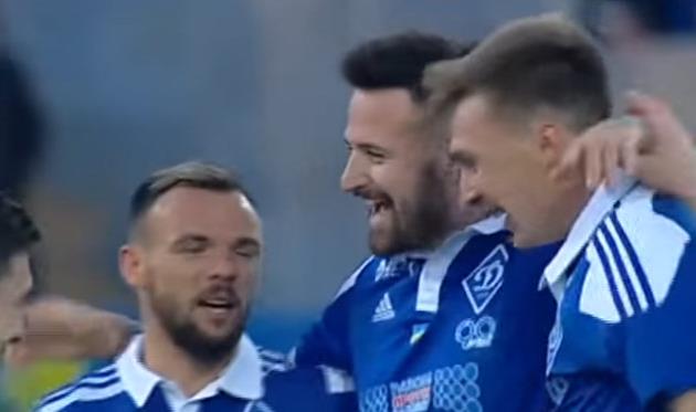 Томаш Кадар (в центре)