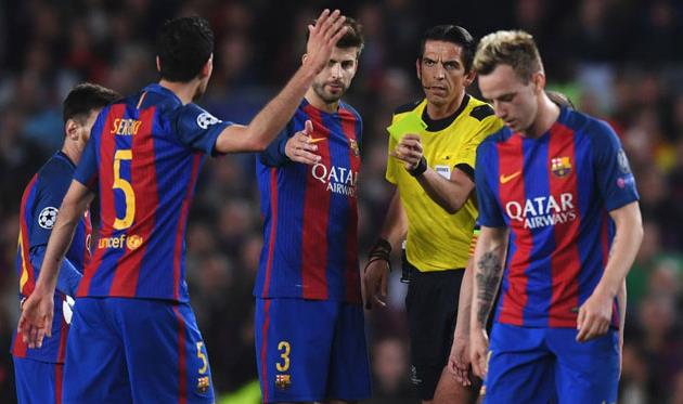 Дениз Айтекин в окружении игроков Барселоны, Getty Images