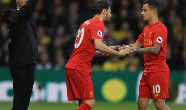 Коутиньо (справа) покинул поле на 13-й минуте, Getty Images