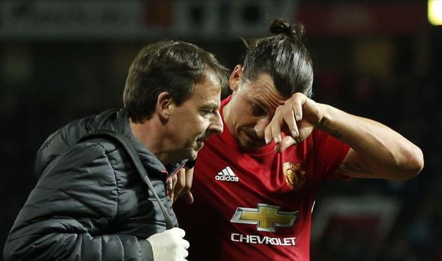 Златан Ибрагимович с работником медперсонала МЮ, EPA