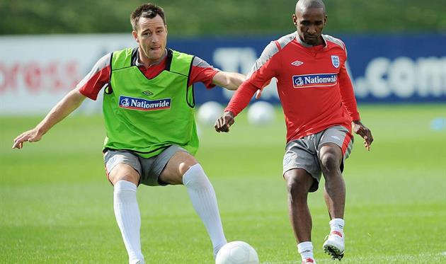 Терри (слева) и Дефо в расположении сборной Англии, getty images