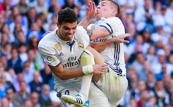 Тони Кроос наносит травму Пепе, Getty Images