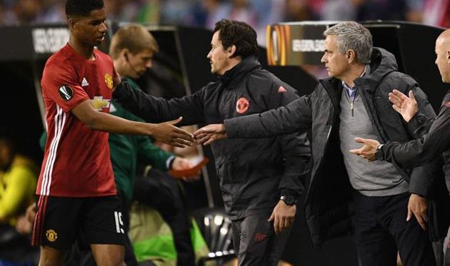 Моуриньо (справа) поздравляет Рашфорда, Getty Images