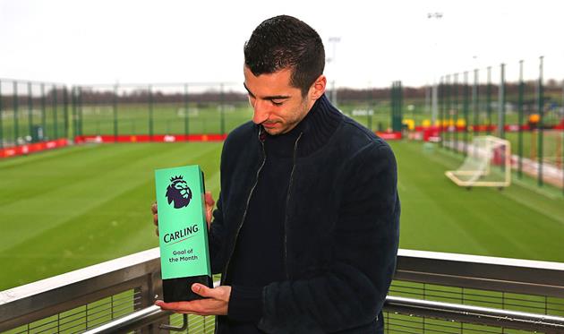 Полузащитник Манчестер Юнайтед Генрих Мхитарян с призом за лучший гол месяца, предоставленным Carling, Getty Images