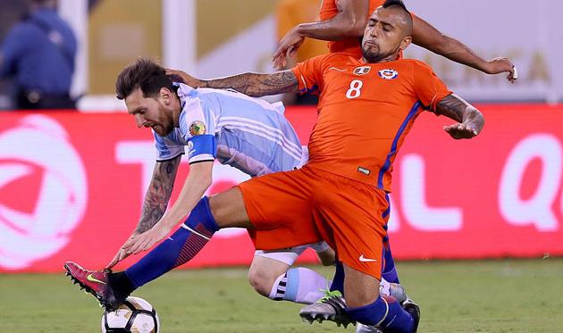 Лионель Месси и Артуро Видаль, Getty Images