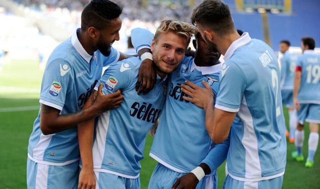 Чиро Иммобиле празднует с партнерами седьмой гол ворота Сампы, Getty Images