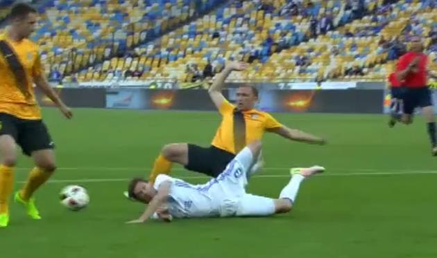 Симинин был удален на пятой минуте, кадр из видео