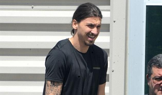 Ибрагимович уже передвигается с помощью костылей, Splash News