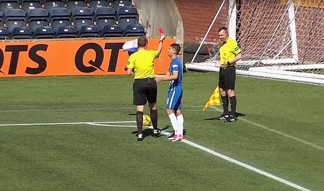 В Шотландии главный судья показал красную карточку лайнсмену