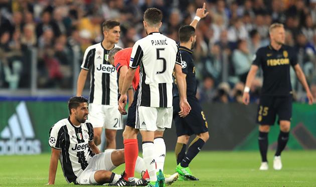 Сами Хедира (сидит на газоне), getty images