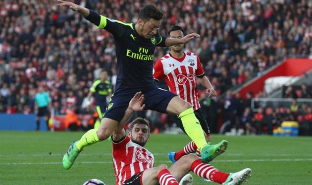 Месут Озил мчится навстречу трем пунктам, getty images