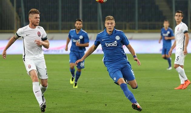 Артем Добвик борется за мяч с Рафаэлем Форстером. Фото - ua.football.com