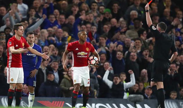 Оливер показывает красную карточку Эррере, Getty Images