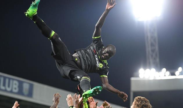 Канте поздравляют с чемпионством, Getty Images